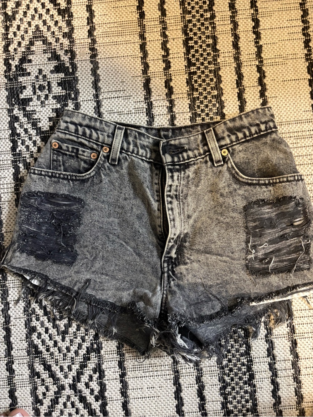 Levi's 550 Black Acid-Wash Distressed Denim Shorts size 26